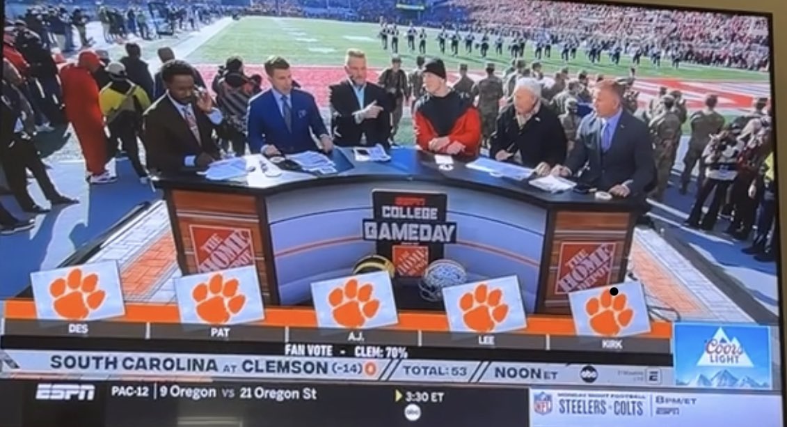 RobbieDidThat's tweet photo. WHAT HAPPENEDUHHHHH @CollegeGameDay https://t.co/giLSZIIo11