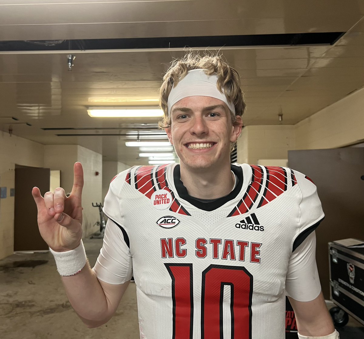 So Ben Finley went from watching his brother make Wolf signs after winning at Kenan to doing them himself. Good eye, @kmblum717