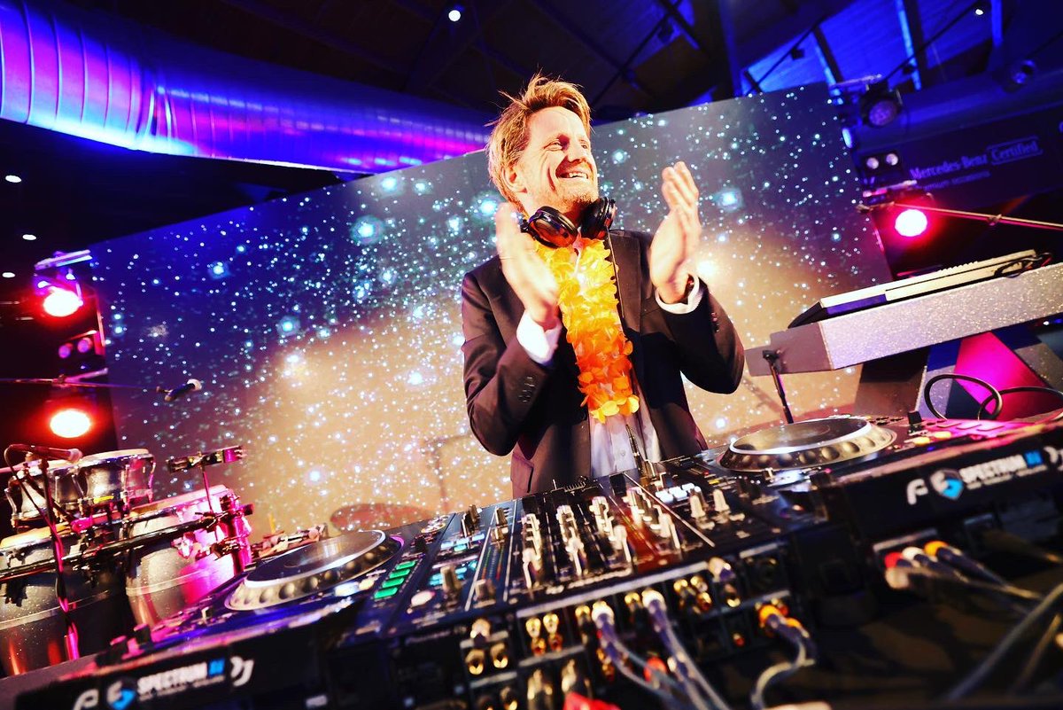 PCvanOranje's tweet photo. Mooie avond en opbrengst tijdens Laureus Christy dinner #sneakersfor Good @LaureusNL @LaureusSport dank alle alle vrienden en partners. Opbrengst gaat oa naar #digibende @AJBnederland en @WarChildHolland #team-up https://t.co/ga7TqH8Jxw
