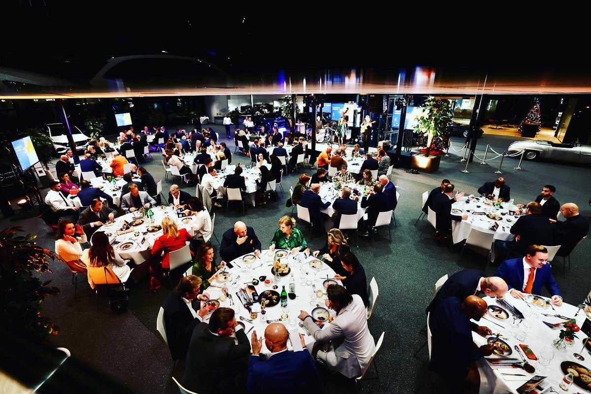 PCvanOranje's tweet photo. Mooie avond en opbrengst tijdens Laureus Christy dinner #sneakersfor Good @LaureusNL @LaureusSport dank alle alle vrienden en partners. Opbrengst gaat oa naar #digibende @AJBnederland en @WarChildHolland #team-up https://t.co/ga7TqH8Jxw