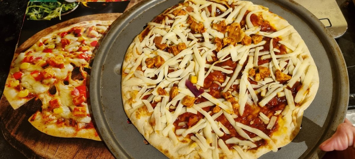 TeamSamAKF's tweet photo. Wow @Tesco one WHOLE piece of sweetcorn and one tiny slice of red onion on your BBQ pizza (no sign of anything resembling a pepper). I know times are tight, but maybe have a word with the factory/do some quality control. https://t.co/c3EdBhroKm