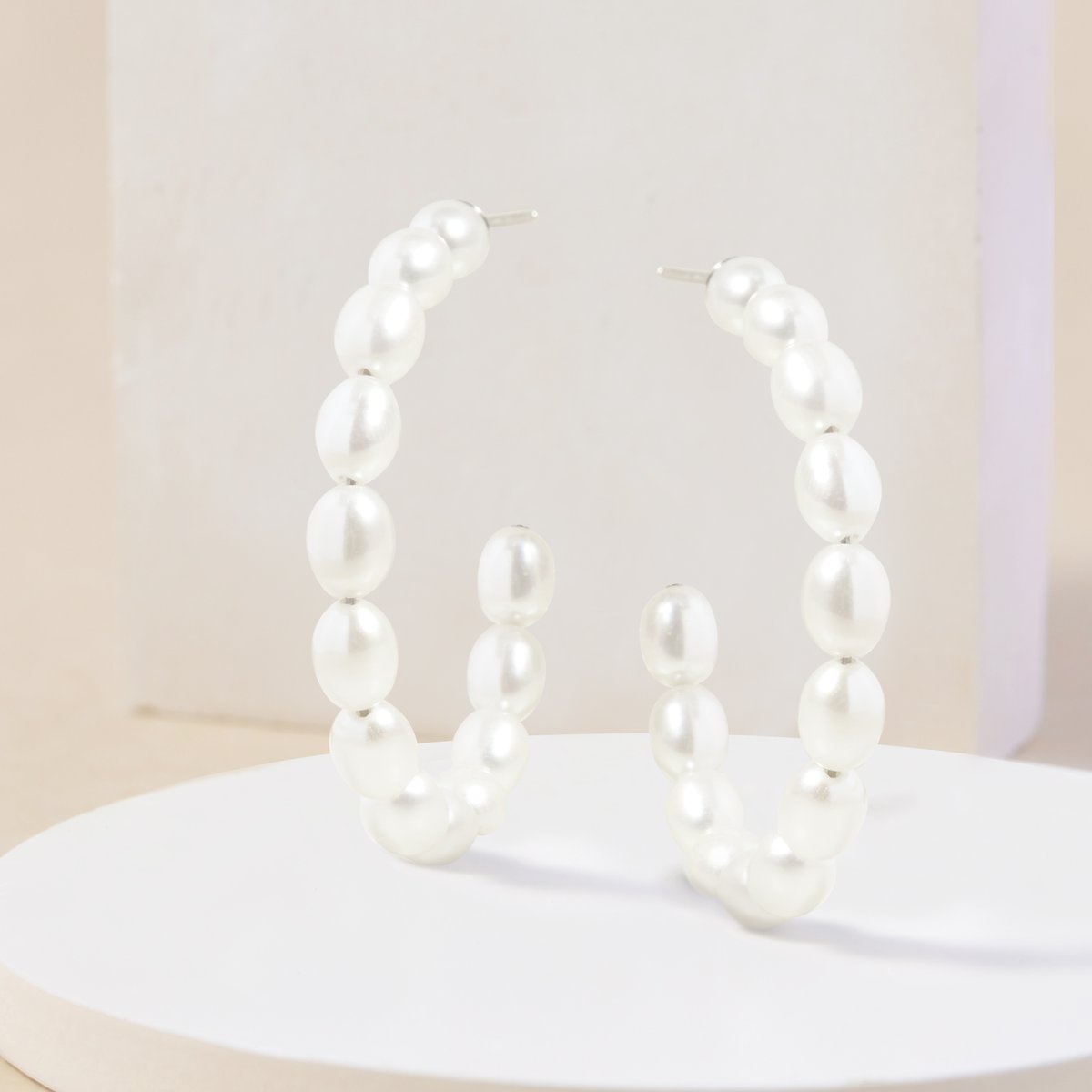 For your classy friend: a pair of pearl hoops! 🤍 Discover these and more pearl jewelry from Honora: bit.ly/3VkDi5Q #Jedora #Honora #Pearls #PearlHoops #HolidayJewelry #GiftIdeas