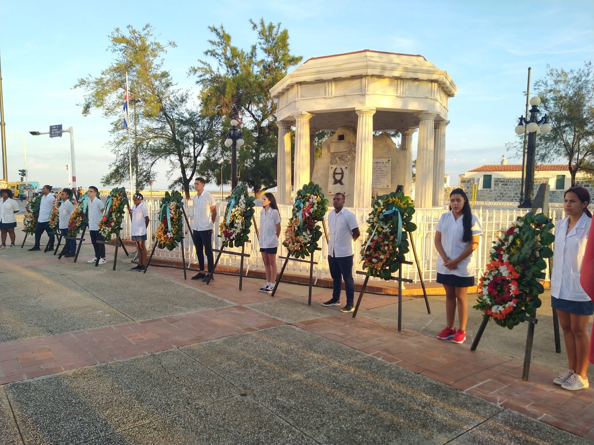 Homenaje de #Cuba a los 8 estudiantes de medicina injustamente asesinados por el régimen colonial español.
Llega el tributo al cumplirse este 27 de noviembre 151 años de ese triste suceso.