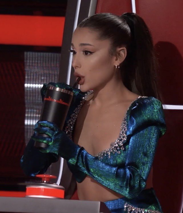 arianafeeds's tweet photo. ariana grande. https://t.co/cydbcHQ2rU