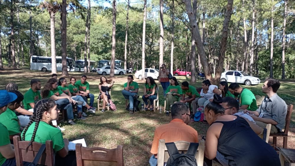 futures_build's tweet photo. Otro de los temas debatidos por los delegados del #EncuentroJuvenilDeAmistad #Cuba -- #EEUU  fue la lucha contra el racismo y la discriminación racial y la solidaridad como expresión de amistad entre los pueblos.
#YouthFrendshipMeeting #BuildingOurFutureToday https://t.co/ojoMlcvVGO