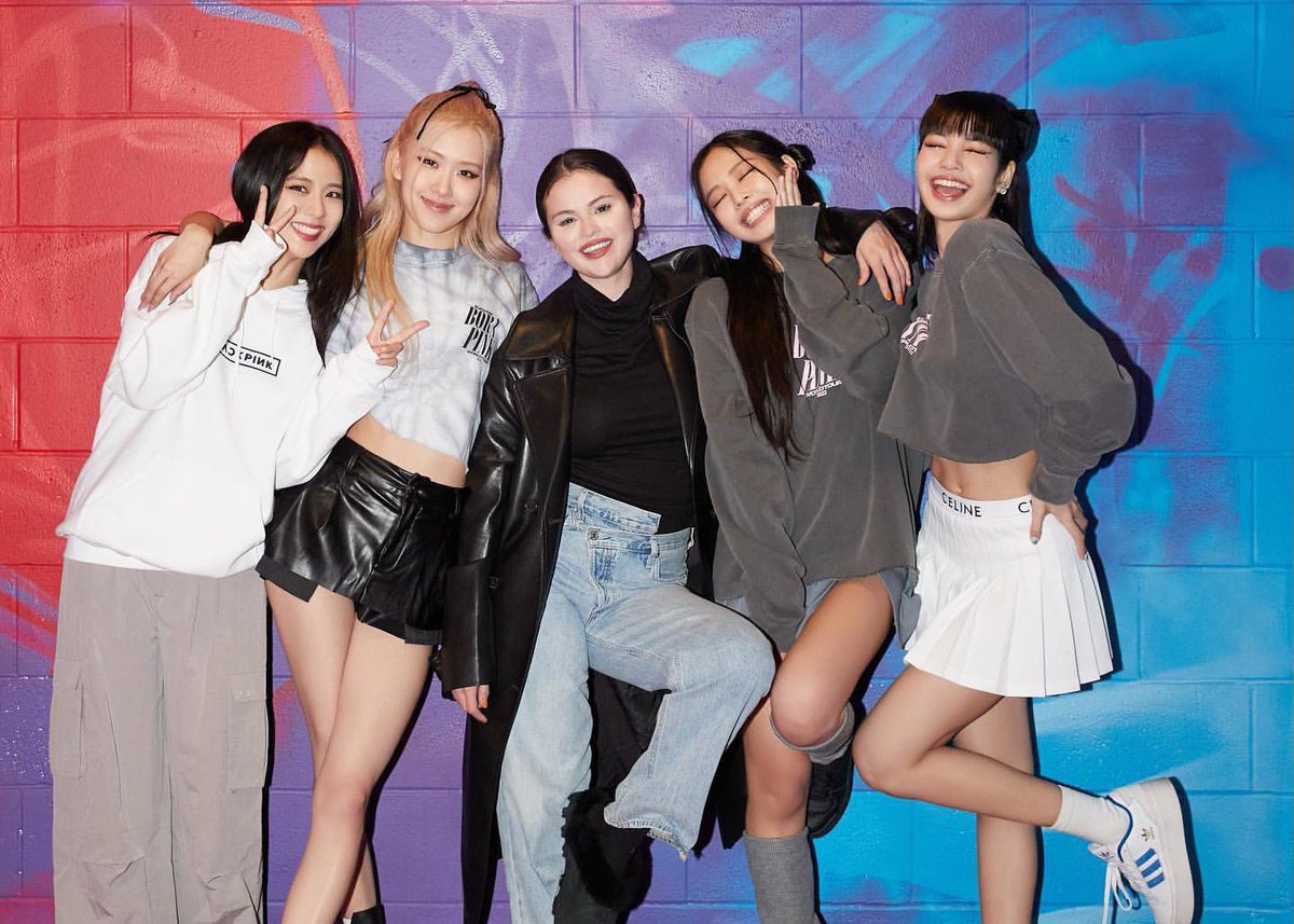 PopCrave's tweet photo. Selena Gomez and #BLACKPINK look amazing in new photos together:

“Selpink chillin” https://t.co/wLlUsMSwtq