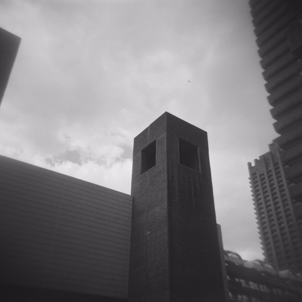 Barbican

Finally got round to getting this roll from the April Photowalk processed. Such a great job on the processing by @AnalogueWLand 

📷 Holga 120CFN
🎞 Ilford HP5
🧪 @AnalogueWLand WonderLab 😍

#believeinfilm #ilfordphoto #bnw #bnwsouls #holga #womencreating #womensart