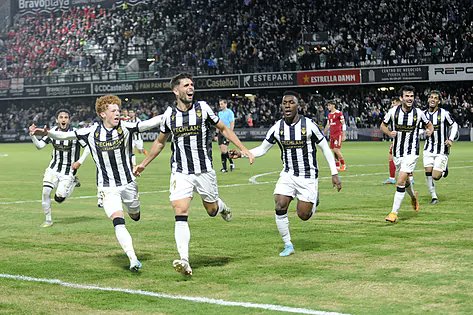 El equipo albinegro sigue intratable en casa y suma su séptimo triunfo gracias al cabezazo de Óscar Gil que le mantiene como líder