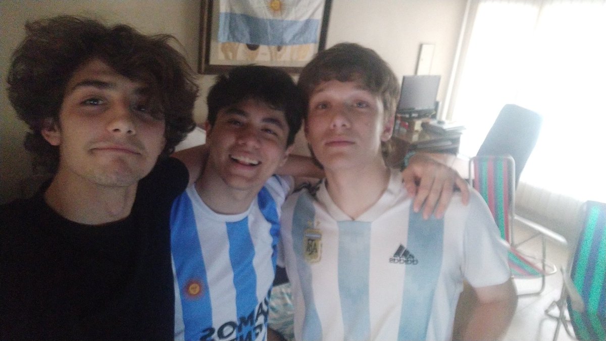 Hoy somos un mil veces más racistas y xenófobos, la tienen adentro monosssss.

#mexicoargentina #SeleccionArgentina #pessi