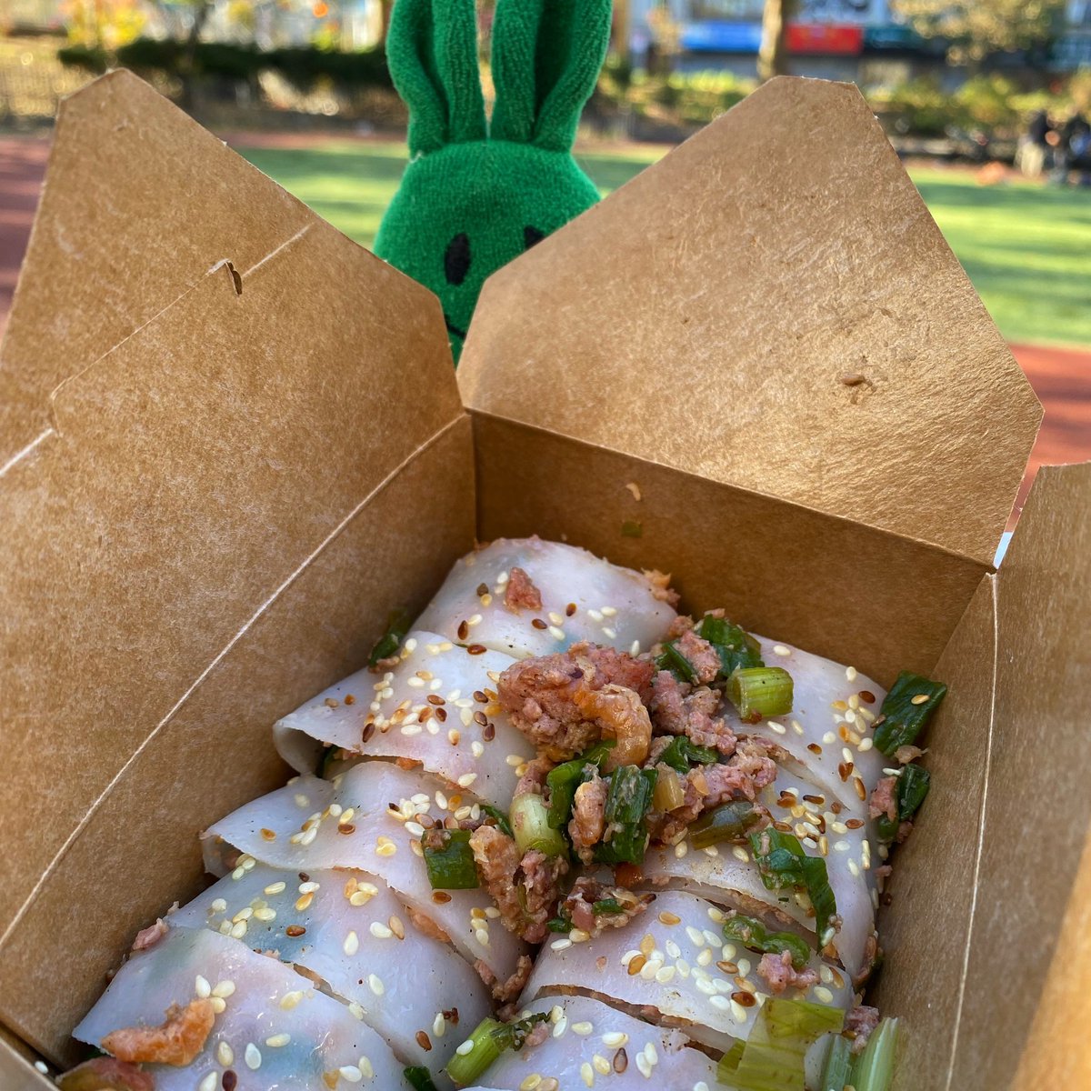 greenietravels's tweet photo. Sitting at the park eating my favorite breakfast while watching a kids’ soccer game be interrupted by 2 aunties playing a very uncontrolled game of badminton #perfectsaturday
.
.
.
#hakbox #hakboxnyc #hakroll #riceroll #ricenoodleroll #nyceats #supportlocal #supportsmallbusiness https://t.co/WHBYXkD0jP