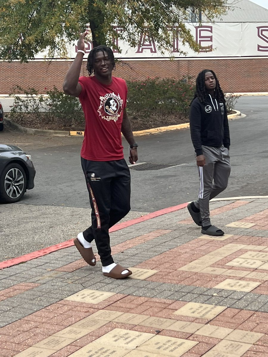 Now it’s a party. 

Five-star wide receiver Hykeem Williams (@tha_boikeem) arrives at #FSU and is greeted by <a href="/dyray22/">Darrick Yray</a>. #Tribe23