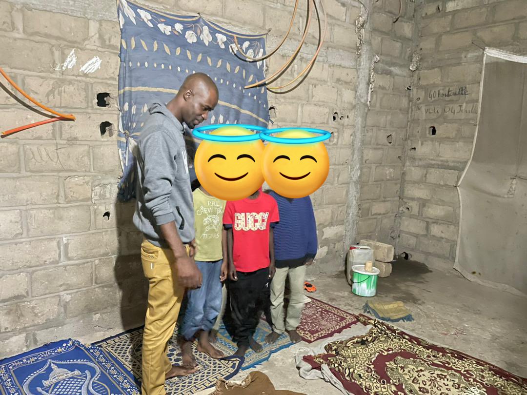 J’ai visité tout à l’heure après la prière de Timis le Daara Alhourane de  Imam Assane Sakho à Keur Massar. Ces pensionnaires ont besoin de nattes de prière et couvertures. Si vos enfants ont des habits qu’ils ne portent plus je suis preneur. 
Ps: ces enfants sont entièrement 👇🏽