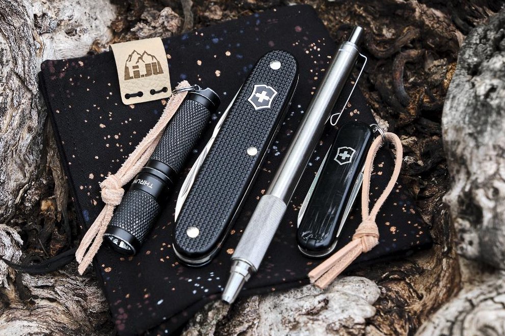 everydaycarry0's tweet photo. Zebra F-701
https://t.co/spMIazYnrC
ThruNite Ti3
https://t.co/DSjGWfgWsj
Victorinox Pioneer
https://t.co/SCDeNxOnXK
Victorinox Classic SD
https://t.co/8yRAqlYhmq
#EDC #edccarry #edcgear #everydaycarrygear #bestedc2022 #bestdamnedc #pocketdump #knifelife #edcdaily #edcdump https://t.co/jrS3dD4bsi