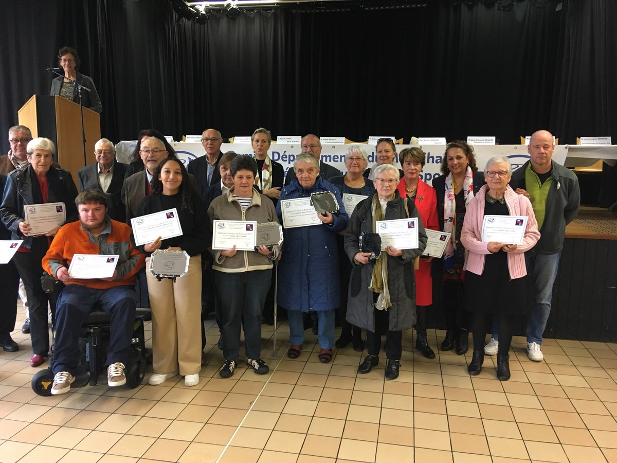 ALehenanff's tweet photo. Belle journée sur ma circonscription aujourd’hui avec les pompiers de Surzur, les médaillés du Morbihan honorés pour leur engagement dans les associations, la fête des solidarités à #Ménimur et la « Faites des Lumières » à #Kercado  

Une joie de retrouver les habitants 😀🙏🏽 https://t.co/W28yL7NBiM