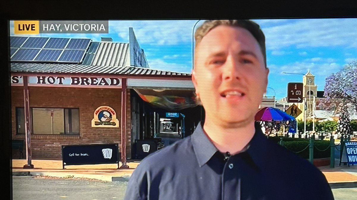 Hey <a href="/abcmelbourne/">ABC Melbourne</a>, is the claiming of Hay, NSW part of Dan’s election win? If so, how much more of NSW are we finally going to get our hands on? 🙂