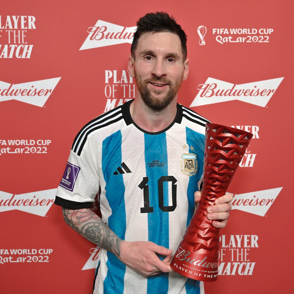 Footballogue's tweet photo. Lionel Messi élu HOMME DU MATCH d’Argentine - Mexique. 🇦🇷 https://t.co/8OvK0yLM6Z