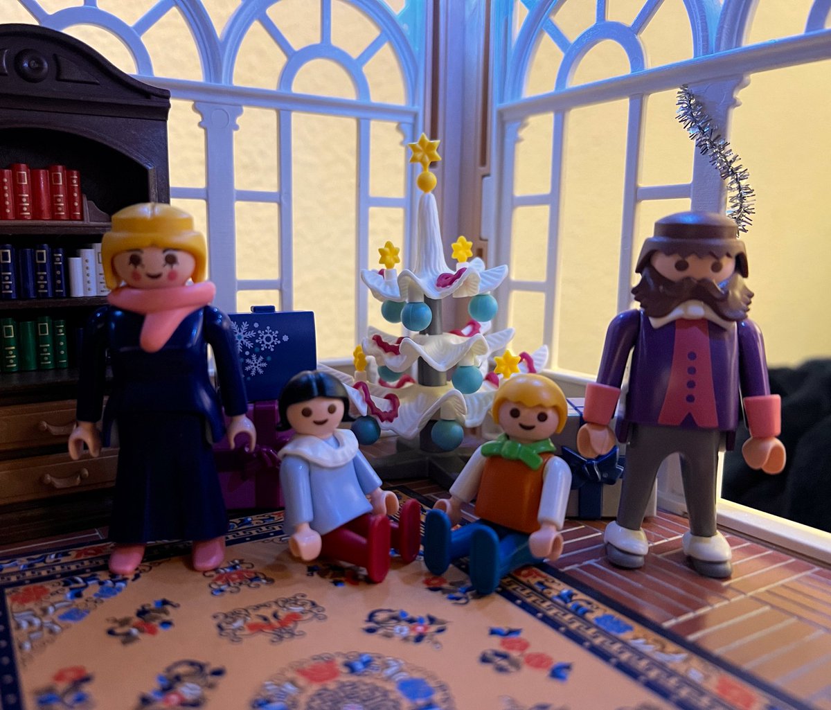BricklovesS's tweet photo. Ya hemos puesto el árbol en casa 😍😍🎄🎁🎄 #Playmobil https://t.co/veU8lel7Jf