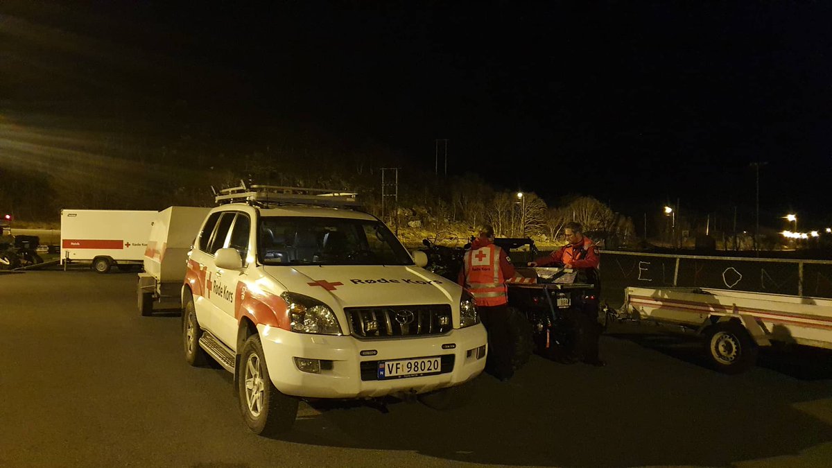rodekorsnorge's tweet photo. Flere hjelpekorps har rykket ut til Roan i Åfjord for å bistå nødetatene i forbindelse med lyngbrannen. Røde Kors-frivillige fra hjelpekorps i Åfjord, Stjørdal, Malvik og Trondheim på plass og er klare til å bistå. https://t.co/c1nQjpq8Uh