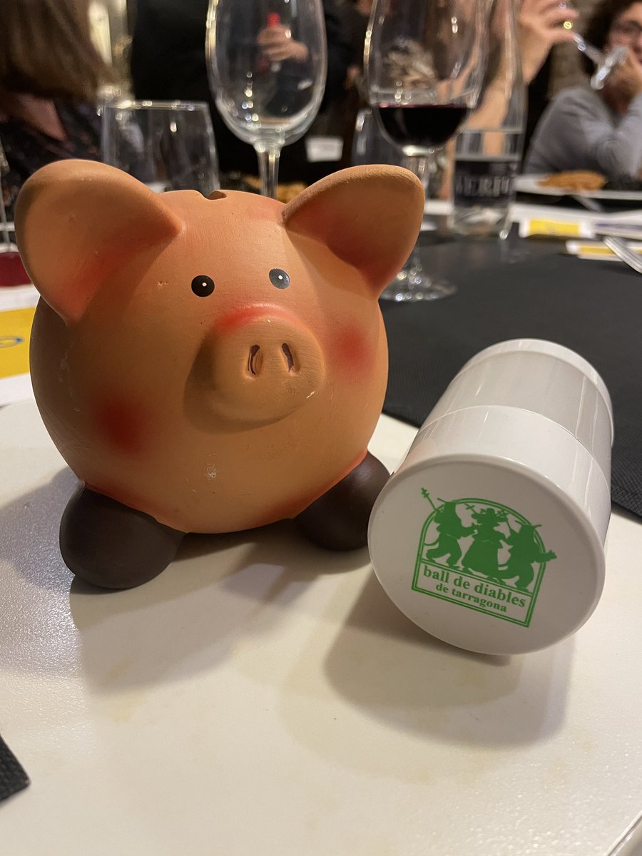 Ajuda al <a href="/BallDiablesTgn/">Ball de Diables de Tarragona</a> amb el teu retweet a pagar els Nous tratges🙀😂