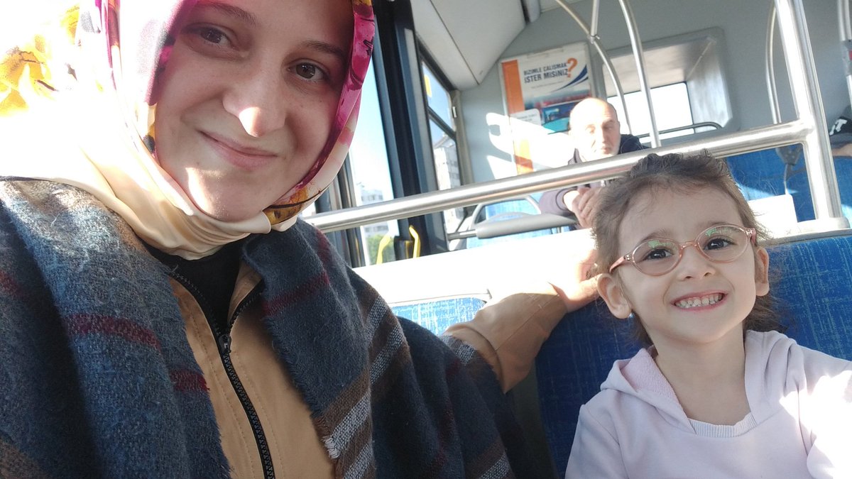 Bir bakışı bir gülüşü mutlu eder 
Hele bana sarılışı ömre bedel
Gözlerini yumsun ninni dinlesin
Gülerek uyansın benim meleğim..