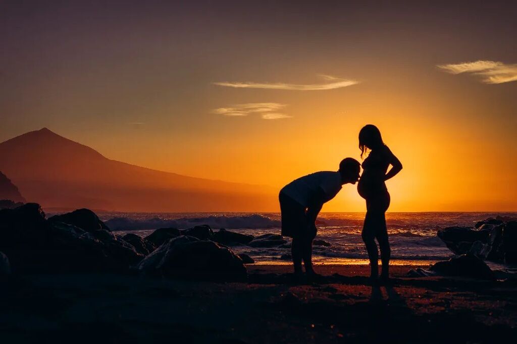 Santi dándole un beso a Sara que está muy cómoda (aunque se movía de vez en cuando) en la barriga de <a href="/nayrafuentes/">Nayra Fuentes Gutier</a> hace un par de horas . El resto, Sol al anochecer, el mar, que estaba buenísimo, y el Teide al fondo presidiendo... Estampa guapa eh?
.
#te… instagr.am/p/ClcDa8msg38/