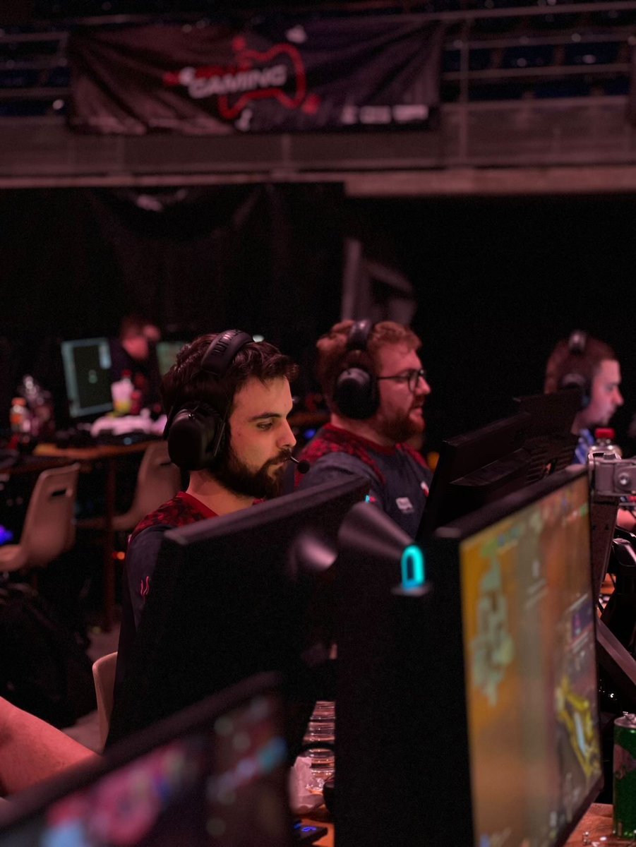 GaZz_VLR's tweet photo. Fin de la première journée à la @MAXLAN_ 
On s’arrête sur la final du winner bracket..
Rdv demain pour viser la scène !
@xel0w @_Claad @Lucas57FR @projktVAL https://t.co/zivjV5O38L