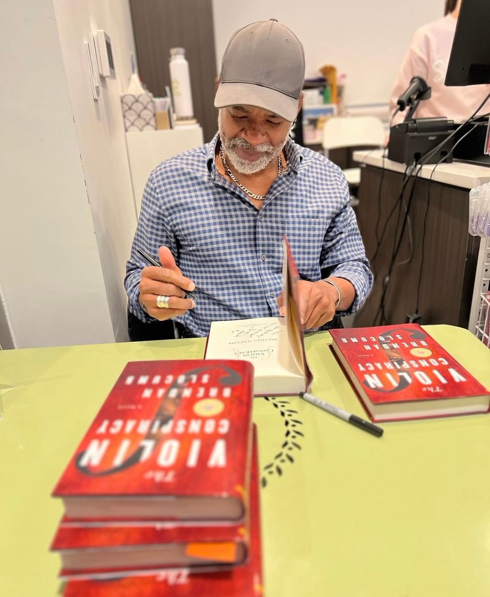 Brendan_slocumb's tweet photo. Thank you for hosting me today, #ScrawlBooks!
Had a great time celebrating #SmallBusinessSaturday in Virginia today 📕
THE VIOLIN CONSPIRACY comes out in paperback December 6th—preorder yours now!
https://t.co/RrwyiN4kS5 https://t.co/6jKt4h7scp