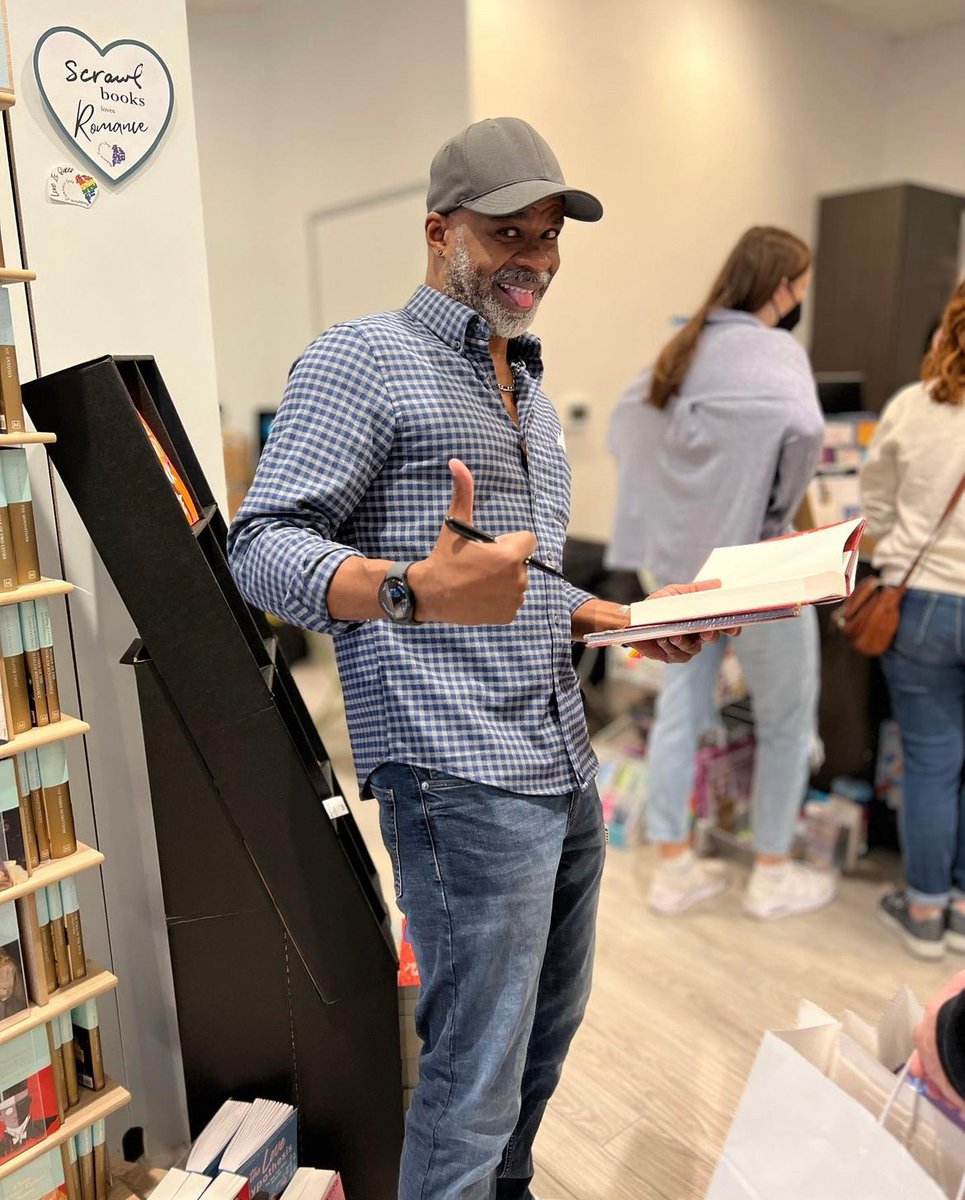 Brendan_slocumb's tweet photo. Thank you for hosting me today, #ScrawlBooks!
Had a great time celebrating #SmallBusinessSaturday in Virginia today 📕
THE VIOLIN CONSPIRACY comes out in paperback December 6th—preorder yours now!
https://t.co/RrwyiN4kS5 https://t.co/6jKt4h7scp