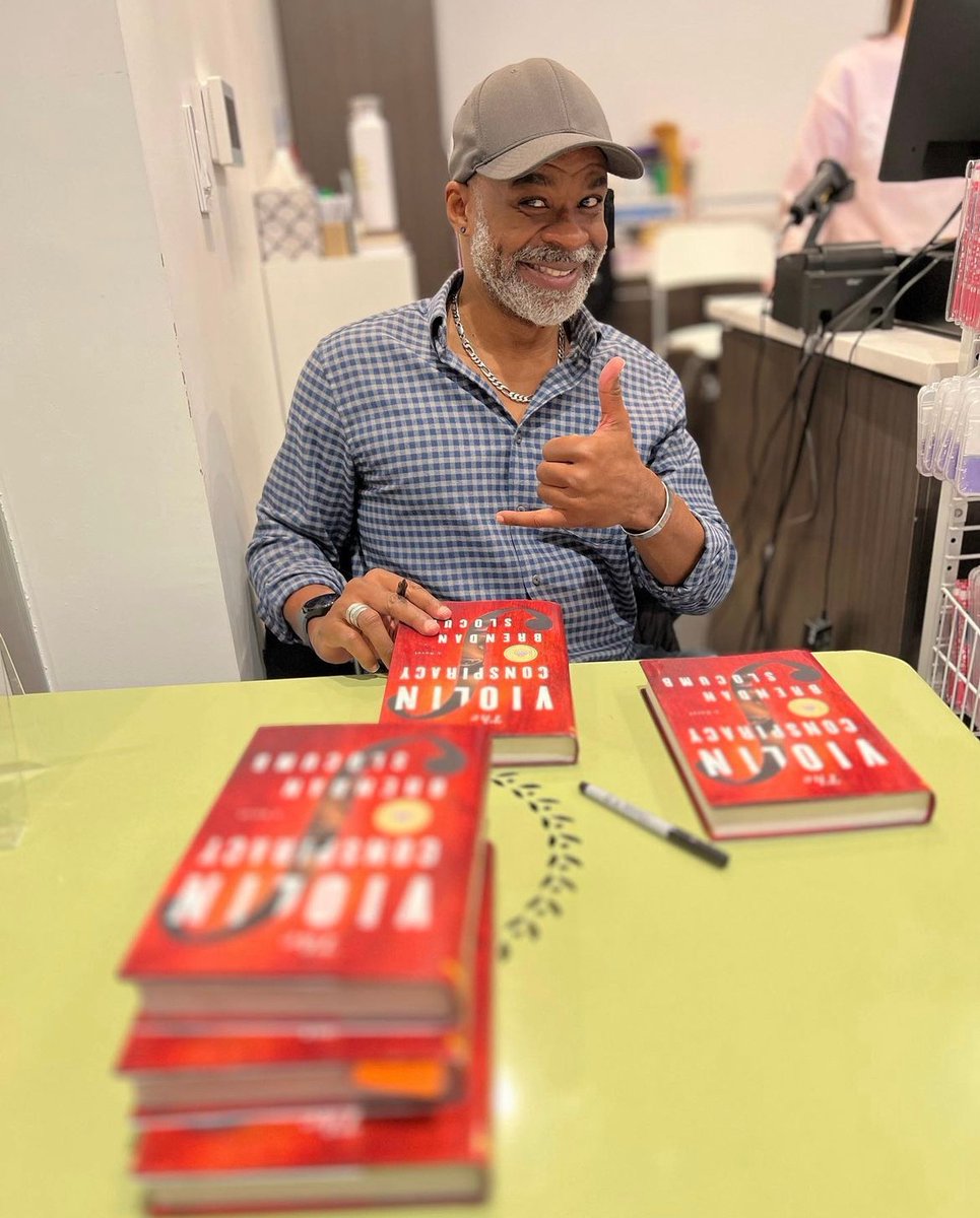 Brendan_slocumb's tweet photo. Thank you for hosting me today, #ScrawlBooks!
Had a great time celebrating #SmallBusinessSaturday in Virginia today 📕
THE VIOLIN CONSPIRACY comes out in paperback December 6th—preorder yours now!
https://t.co/RrwyiN4kS5 https://t.co/6jKt4h7scp