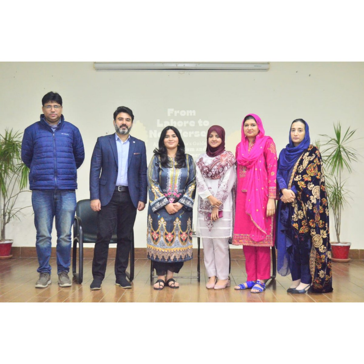 InfinitybySana's tweet photo. Spoke about Collectivism, Empowerment and how it helped me in my transit from Lahore to New Jersey last week at my Alma Mater.

Special Thanks to my mentor Dr. Shahzeb Khan, Ms Hooria Liaqat and all the amazing students of IES CBS. 

IES is home to me! https://t.co/EVBHZnj4Sq