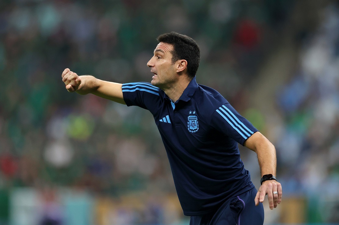 "Habría que tener un poco más de sentido común y pensar que es sólo un partido de fútbol. Parece que nos jugamos más que eso. Eso mismo sienten los jugadores en la cancha. Es difícil hacer entender a la gente que mañana sale el sol se gane o se pierda".

Firma: Lionel Scaloni.