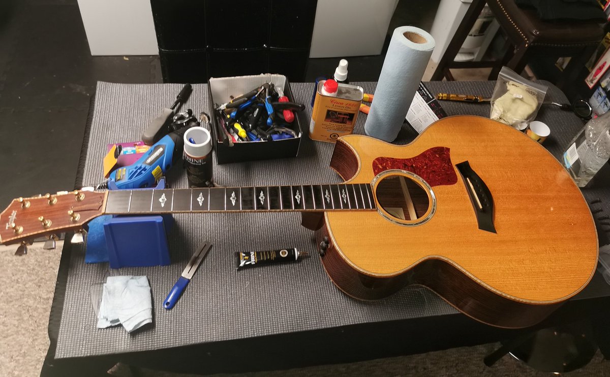 Giving the old Taylor some love🤘😎
#taylorguitars