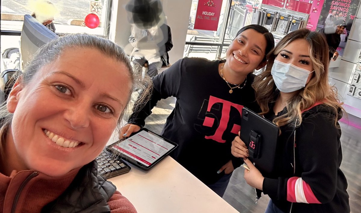 District 99 graduates helping the western suburbs of Chicago connect with T-Mobile!! Representing Columbus West, Cicero East and both Unity Jr High grads. Great customer service from two smart, young women.  #proudadministrator <a href="/D99Cicero/">Cicero District 99</a> <a href="/TMobile/">T-Mobile</a>