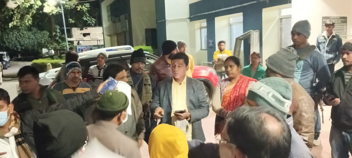 bhushan_bara's tweet photo. विधायक @NamanBixal जी के साथ रात अस्पताल पहुंच घायल तीन बच्चे का हाल जाना। साथ ही इलाज हेतु रिम्स भेजवाया। स्वास्थ्यमंत्री @BannaGupta76जी से आग्रह बच्चों का बेहतर इलाज कराने में सहयोज करें। सीएम@HemantSorenJMMजी से आग्रह मृत एक बच्चे के परिजनों को मुआवजा दिलाने की कृपा करें। https://t.co/Y10vlL9T5G