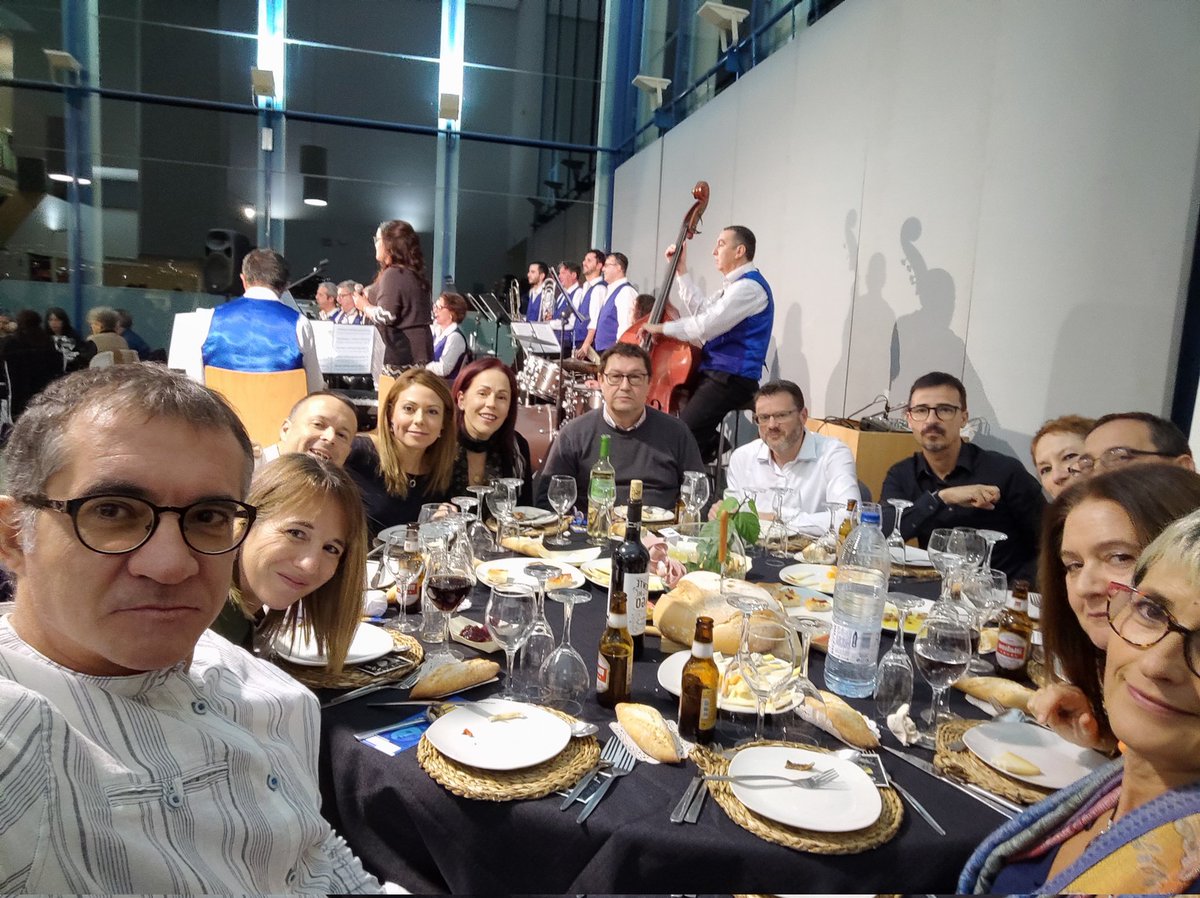 STEPV_Iv's tweet photo. En la Nit d'Escola Valenciana, taula de STEPV i Intersindical Valenciana. I amb la presidenta d'@escolatv, Alexandra Usó. Una vetllada fantàstica! https://t.co/wMgW8t6UCh