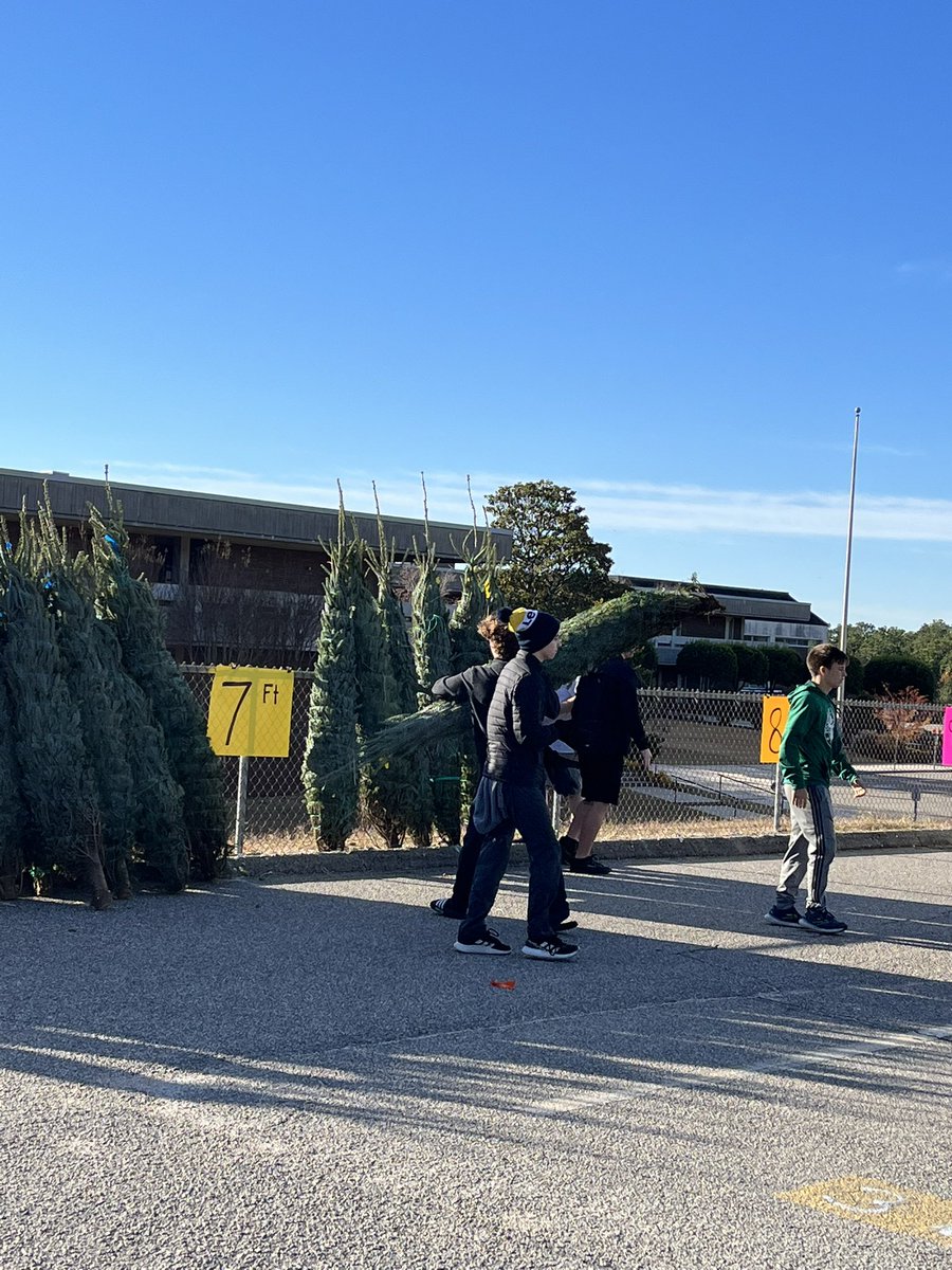 It’s that time of year, 🎄 and wreaths!!! It’s a Pinecrest Wrestling🤼‍♀️ tradition dating back to the late 1990’s. #pcpride🤼‍♀️👊🏼