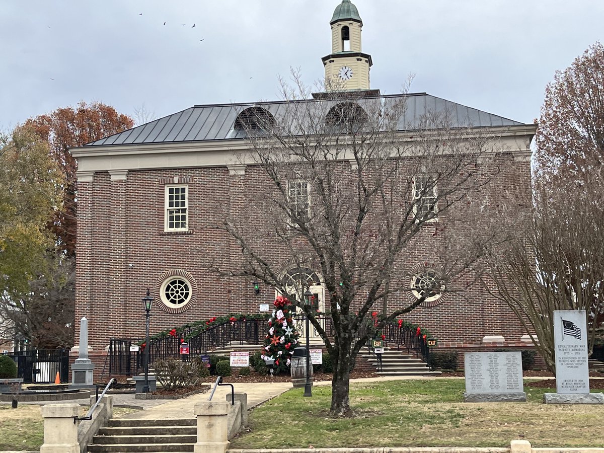 Danielle Dozier News 19 on Twitter "The courthouse in Fayetteville, TN decorated for the season 🎄"