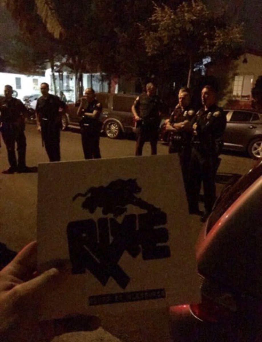 oscargverra_'s tweet photo. @inthegraveyardd The only pic I took that night. https://t.co/IMEhGUIb78