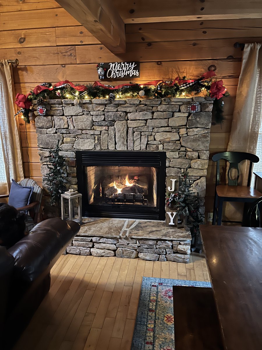 Spent the holiday weekend in a cabin in the mountains of western North Carolina. 

So peaceful and quiet and got a ton of reading done!

#holidays #cabin #mountains #outdoors #travel #reading #nc #northcarolina #fall #thanksgiving