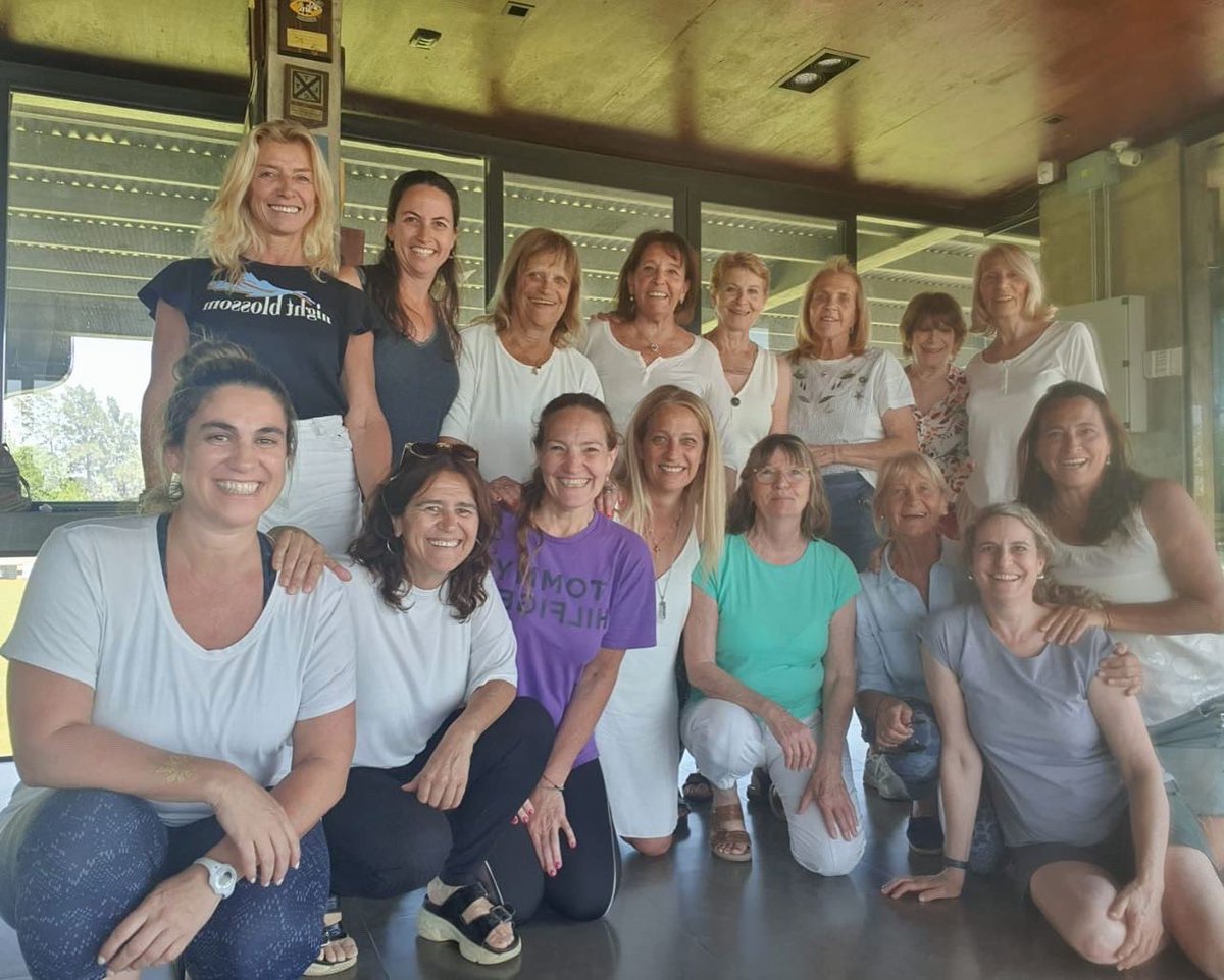 DuendesRC's tweet photo. Que lindo verlas en casa! 😍
•
Hoy almorzaron en el SUM quienes fundaron el hockey de nuestro club! 
•
Después de 12 años se volvieron a reunir en su casa.
• https://t.co/NymYwqNXIe