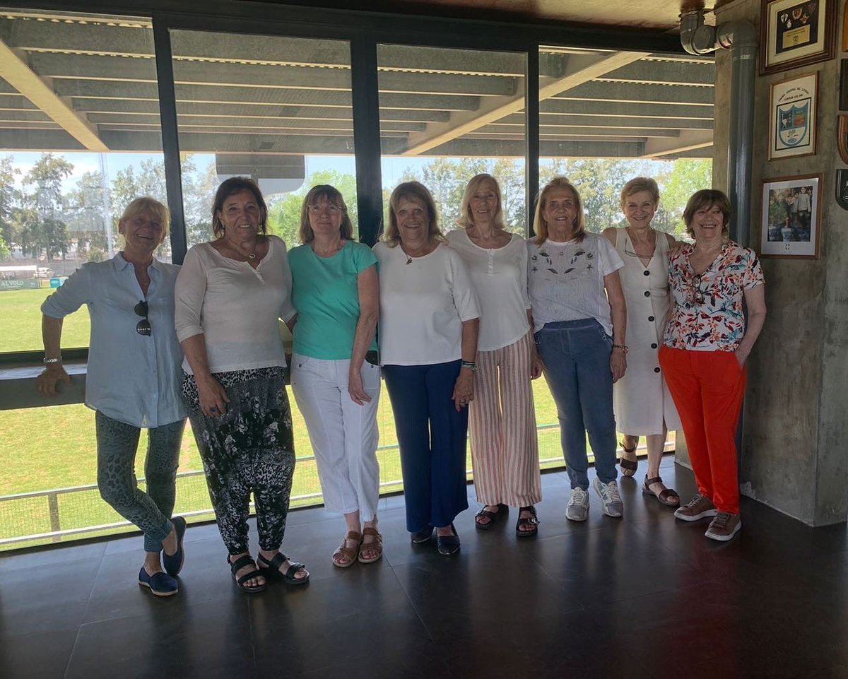 DuendesRC's tweet photo. Que lindo verlas en casa! 😍
•
Hoy almorzaron en el SUM quienes fundaron el hockey de nuestro club! 
•
Después de 12 años se volvieron a reunir en su casa.
• https://t.co/NymYwqNXIe