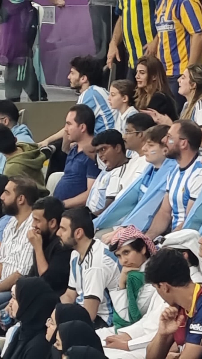 Juliana y Antonia en el partido de hoy, al lado del palco oficial. Aún no me mandan la de Macri, pero me aseguran que estaba en el palco oficial.