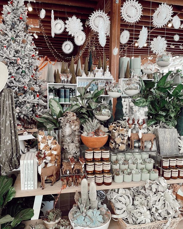 doubletreesdbay's tweet image. Making your list and checking it twice? There are several great spots to find unique holidays gifts including one of our favorites,@shopigment located in @libertypublicmarket. Find our other top pics in our latest blog post! 🎄❄️🎅

#HolidayInnBayside holinnbayside.com/blog/san-diego…