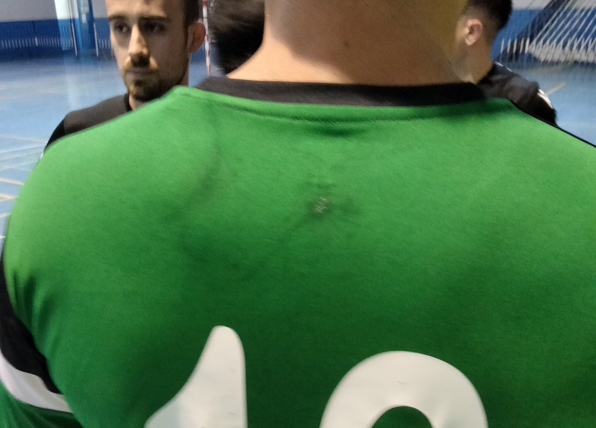 Hoy nos venimos tristes y no es por la derrota. Cuando sales a competir, se pueden dar situaciones de discusión, hay roces, se oye alguna palabra malsonante, porque cada uno defiende lo suyo. Lo que nunca te esperas es que un compañero de "profesión" te va a soltar un escupitajo.