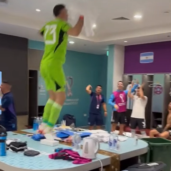 "¡Y a Diego desde el cielo lo podemos ver!": la emoción de la Scaloneta en el vestuario tras la victoria
😎Hubo elogios a Messi y una chicana a Brasil
(💣Todos nos queremos ir de joda con el Dibu, ¿no?)
bit.ly/3u62v8x