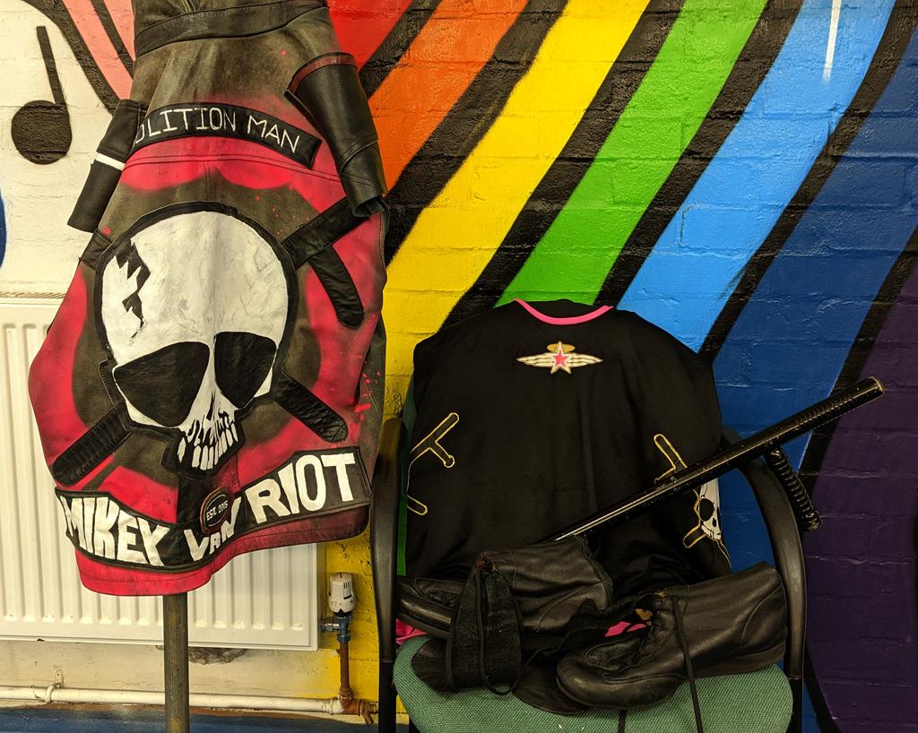 Mikey Van Riot tweet media