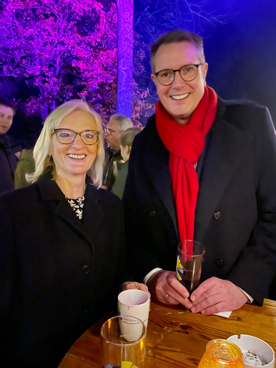 Alex_Schweitzer's tweet image. Nahezu fließend ist in meiner südpfälzischen Heimat der Übergang zwischen Weinfesten und Adventsmärkten 😉. Konnte dieses Wochenende in #Herxheim und #Billigheim dabei sein. Hat Spaß gemacht!