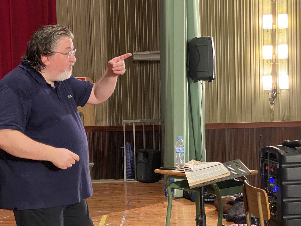 MessiesBcn's tweet photo. Gran assaig avui amb el mestre @manelvaldivieso
Espontani, comunicador i divertit alhora que precís i implacable!
👏👏👏👏
"All we like sheep" tots els #messiànics escoltant-lo i fent-li cas! 😉
#Messies22
(Fotos @JoanaUribe ) https://t.co/StKR6oFJbZ