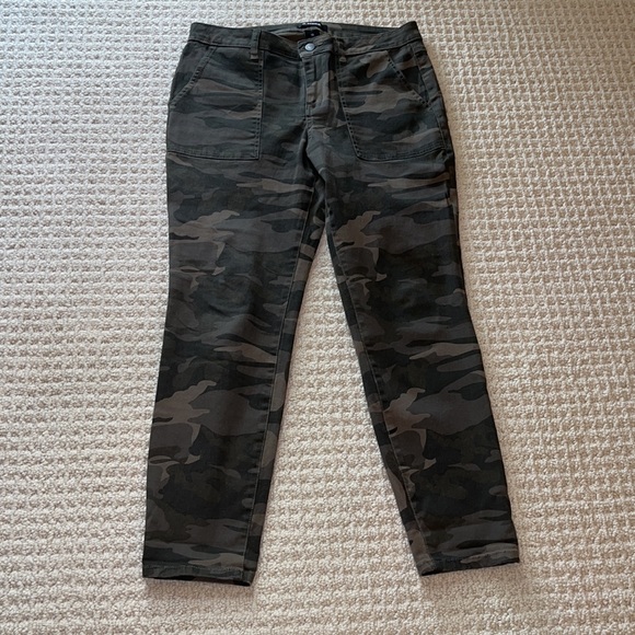 Zoya_OR's tweet photo. So good I had to share! Check out all the items I'm loving on @Poshmarkapp #poshmark #fashion #style #shopmycloset #wovenheart #djeans: https://t.co/mu7hJsyMaY https://t.co/vdzzZQaz6y