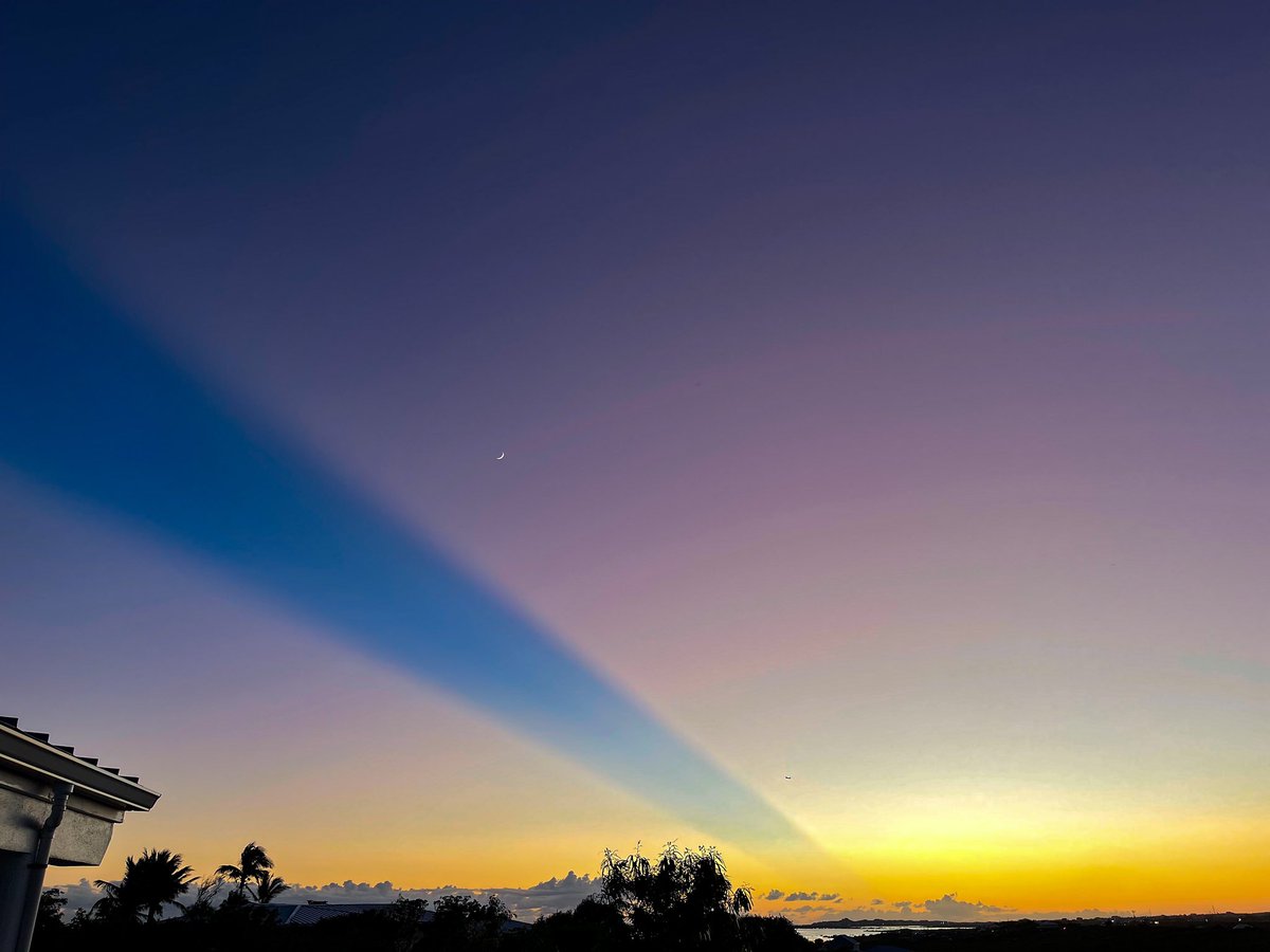 davidpgreen's tweet image. Now *that’s* a crepuscular ray (I think, hopefully @JimCantore can confirm). TCI knocking the sunsets out of the park as usual. 😍